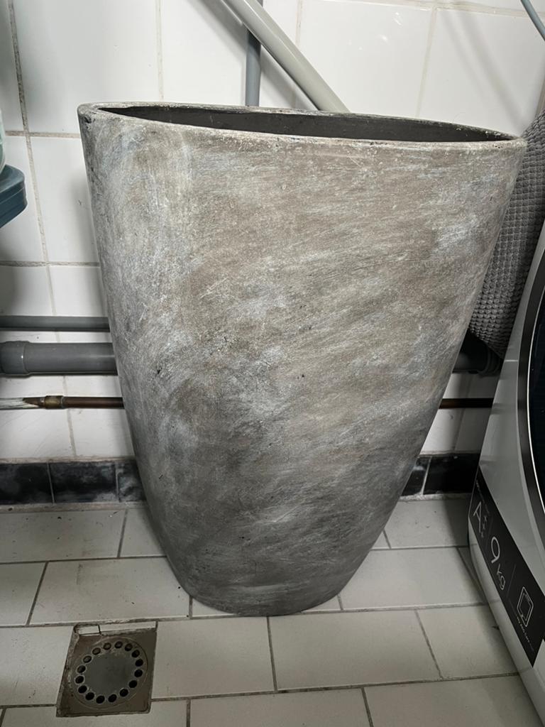 Grote grijze bloempot, betonlook. Loopt taps toe, Tuin en Terras, Bloempotten, Gebruikt, Binnen, Overige vormen, Aardewerk