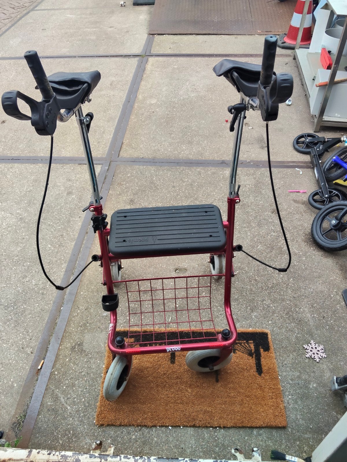 PREMIS PROVO ROLLATOR MET ONDERARM SCHALEN, Ophalen, Opvouwbaar, Zo goed als nieuw