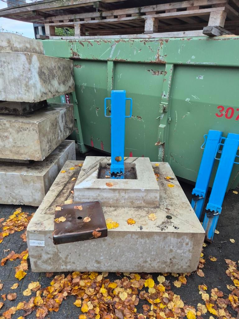 Anti ram paal met betonvoet 110x110cm 4stuks, Ophalen of Verzenden, Zo goed als nieuw
