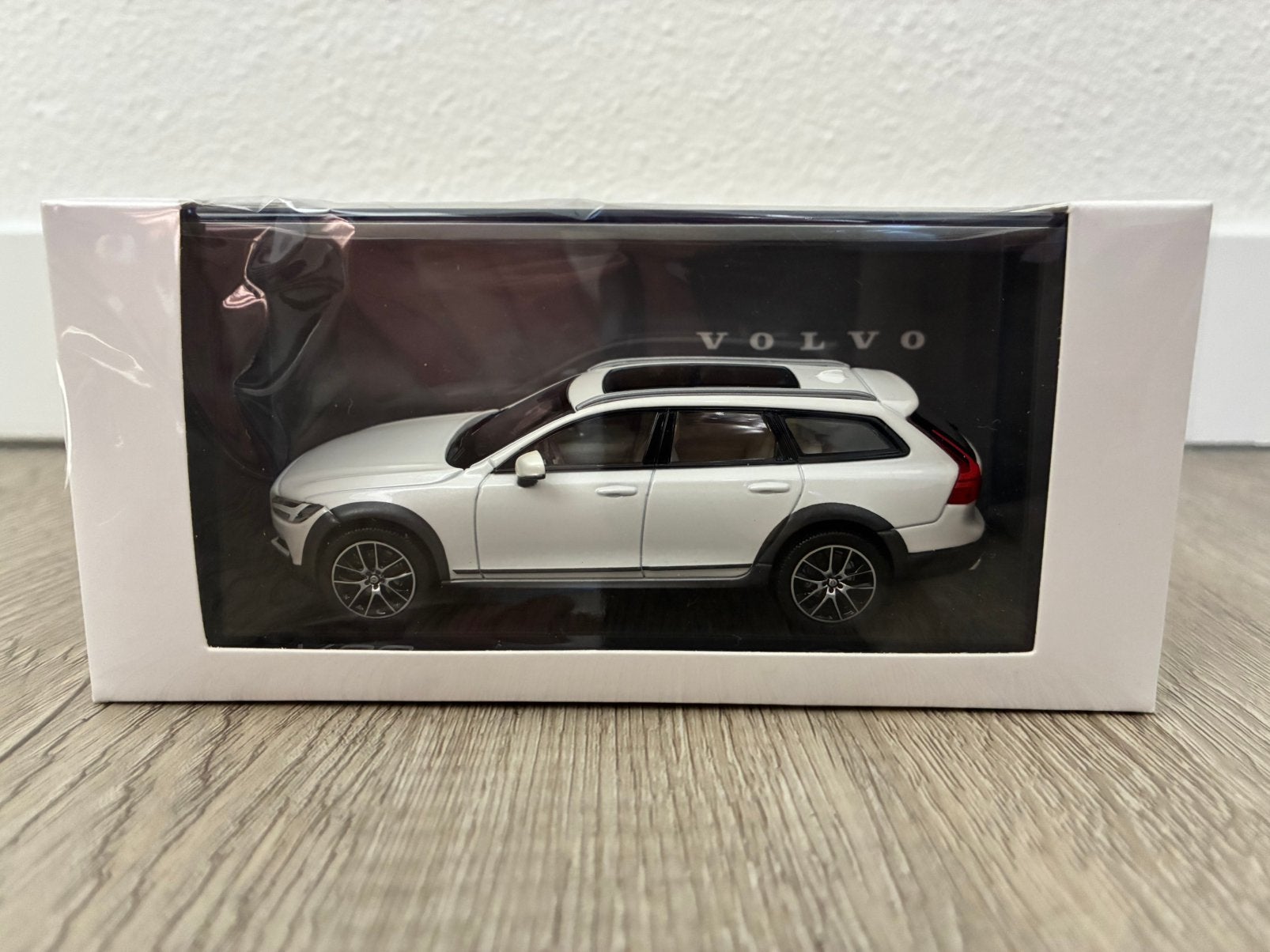 Volvo V90 Cross Country Crystal White - Norev 1:43, Ophalen of Verzenden, Zo goed als nieuw, Auto, Norev