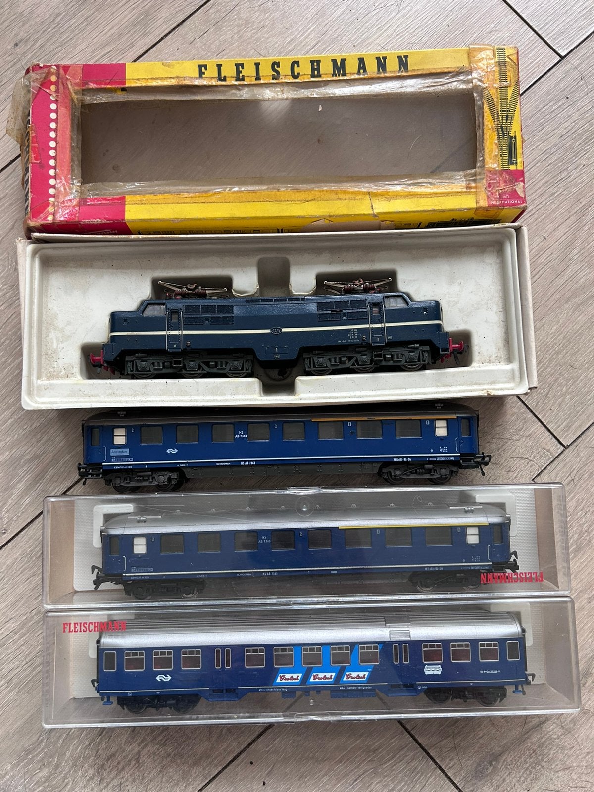 Fleischmann 1390 + 3 verschillende NS wagons, Hobby en Vrije tijd, Ophalen, Fleischmann, Gelijkstroom, Locomotief
