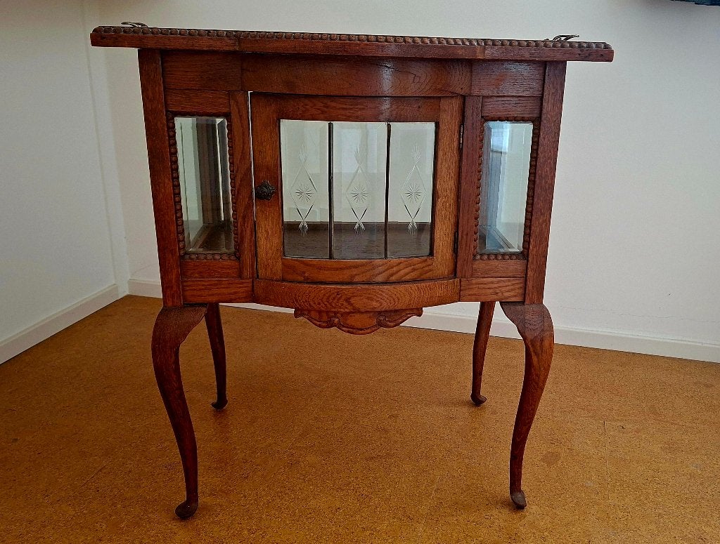 Theekastje met geslepen glas, Ophalen