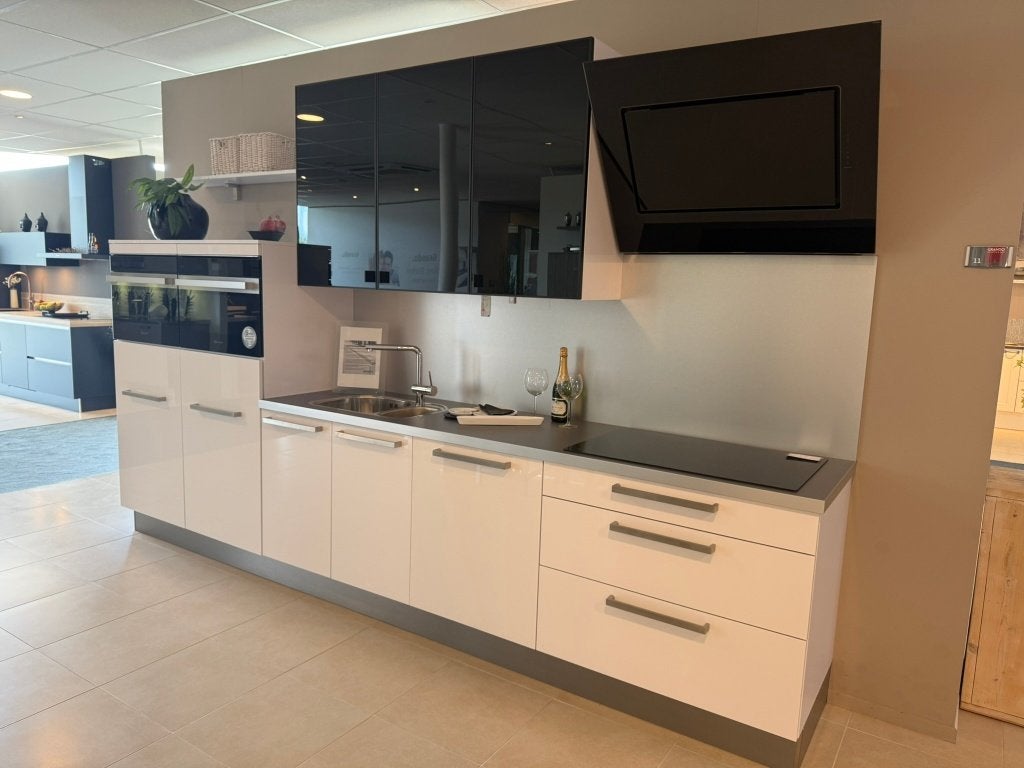 Showroomkeuken compleet - Grando, Ophalen, Wit, Nieuw, Enkelwandige keuken