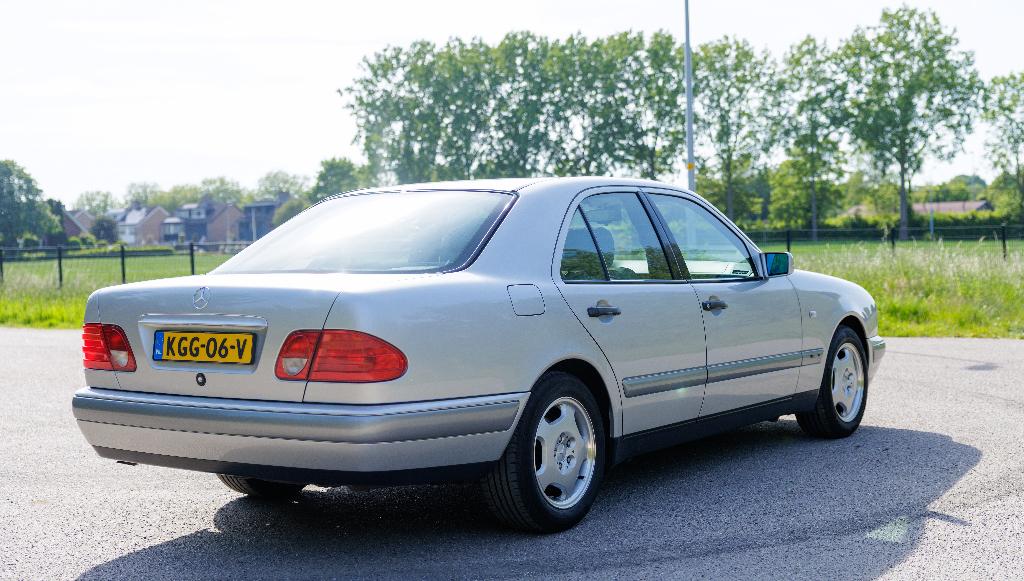 Mercedes-Benz E-Klasse 2.3 E230 Sedan Classic AUT 1996 Grijs, Auto's, Mercedes-Benz, 4 cilinders, 150 pk, Grijs, Particulier
