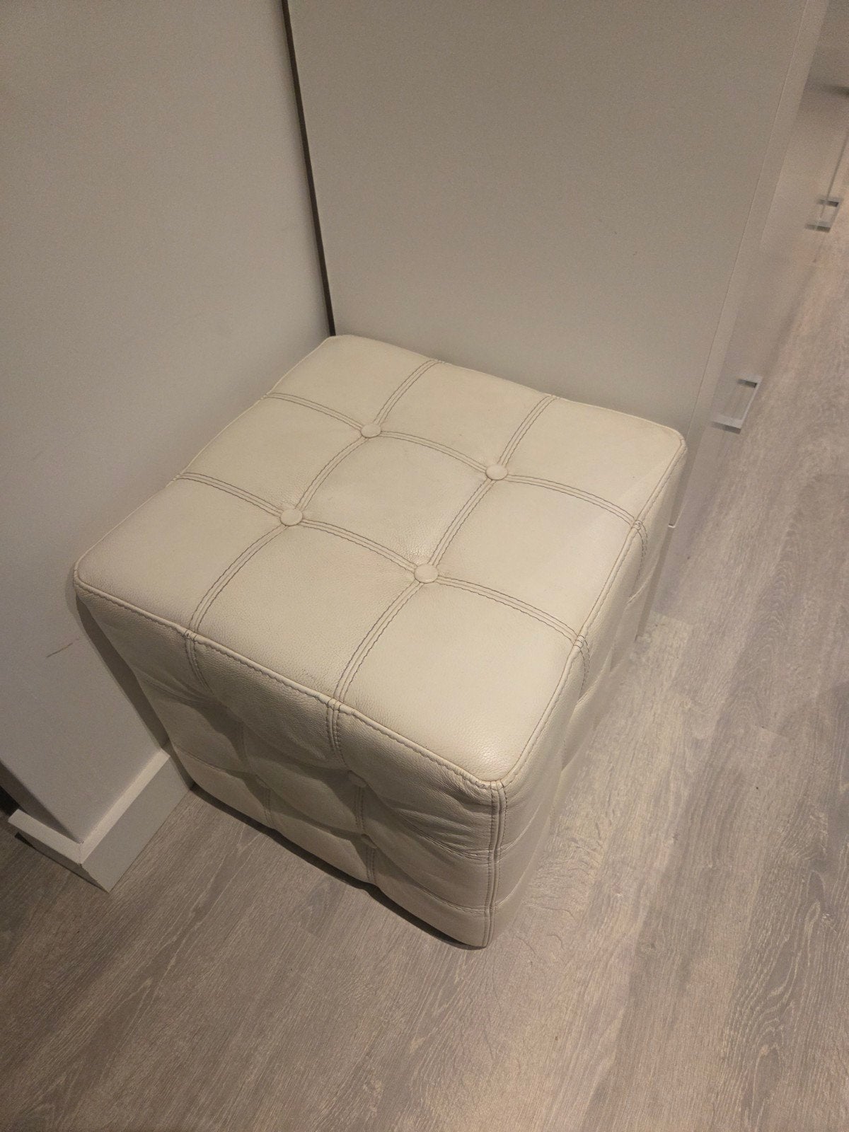 2x Witte stevige poef - Voetenbankje, Huis en Inrichting, Ophalen of Verzenden