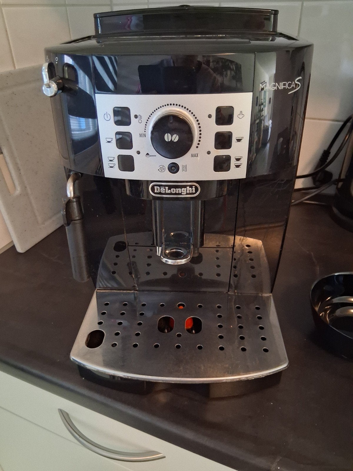 DeLonghi magnifica, voor reparatie of onderdelen., Witgoed en Apparatuur, Ophalen, Gebruikt, Espresso apparaat, 2 tot 4 kopjes