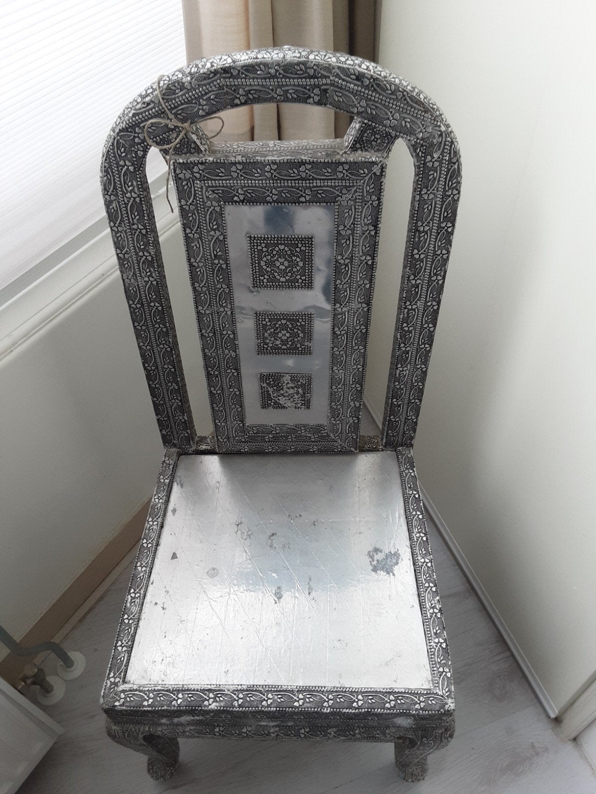 Beschadigde Indiase stoel met zilverkleurige decoratie, Ophalen