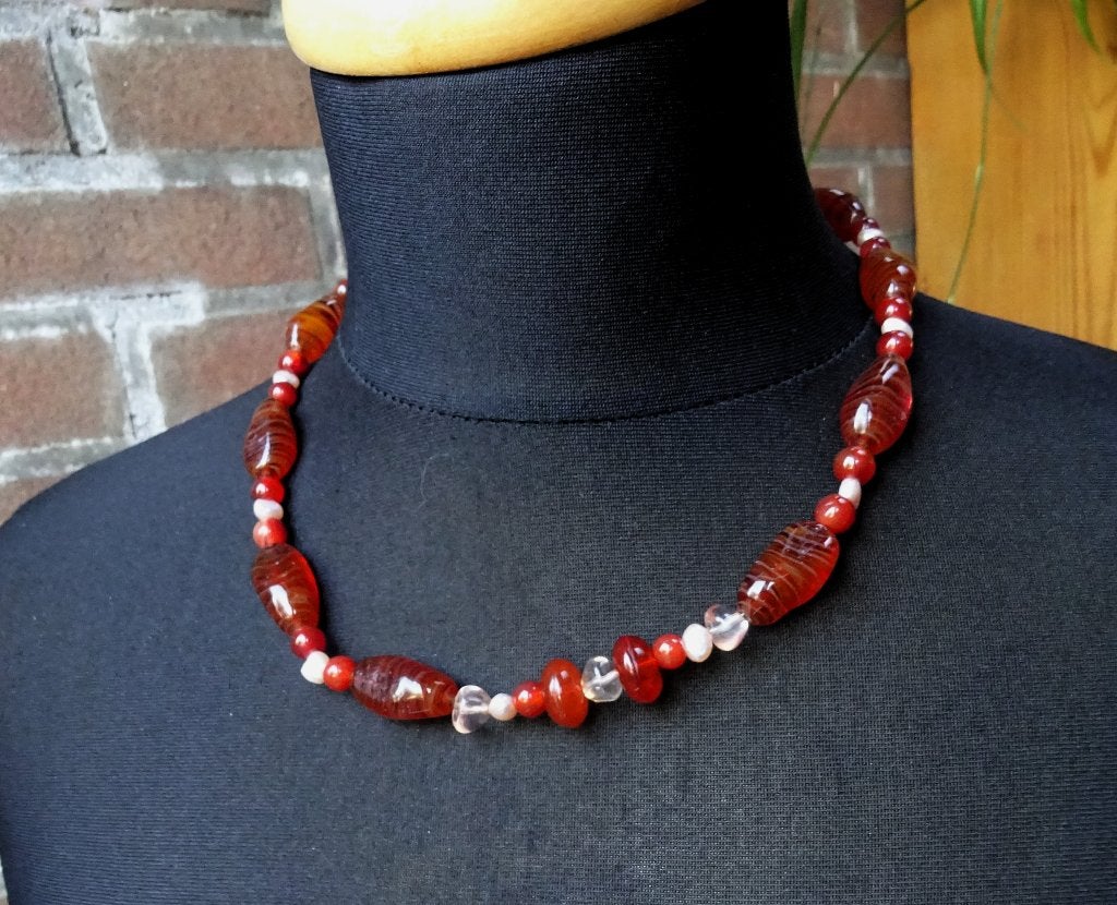 Ketting rood gestreepte glaskralen & zoetwater pareltjes, Verzenden, Gebruikt, Rood, Overige materialen