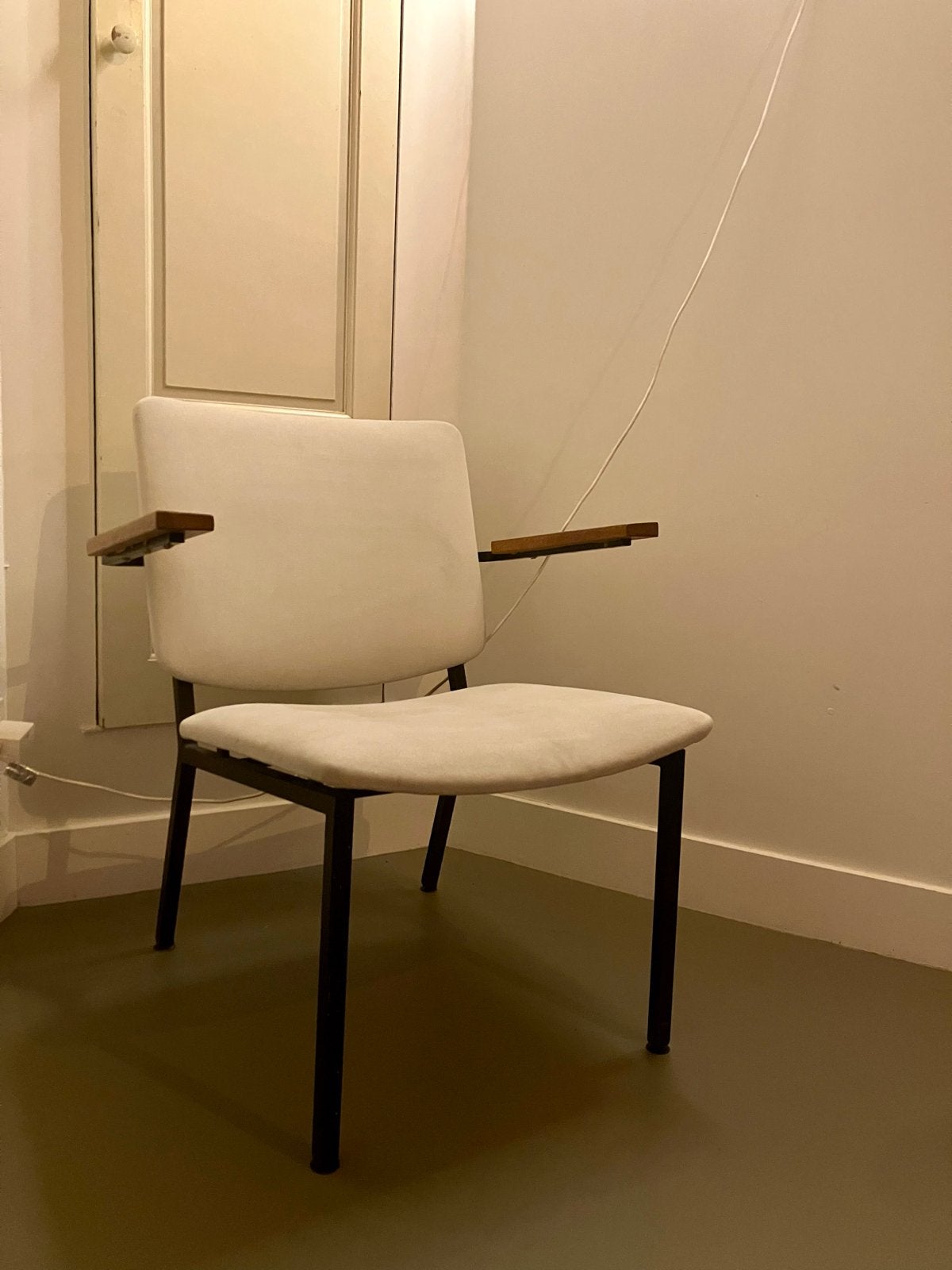 Wit vintage fauteuil met zwart frame en houten armleuninge, Ophalen, Wit, Zo goed als nieuw, Eén