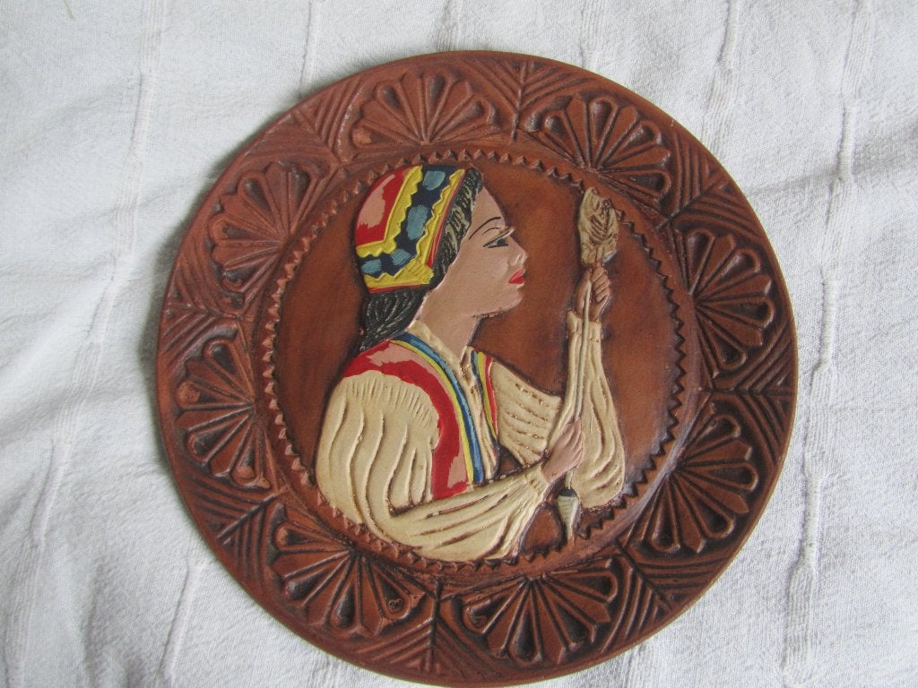 Stenen Wandbord met vrouw erop, 26cm doorsnee, Ophalen of Verzenden