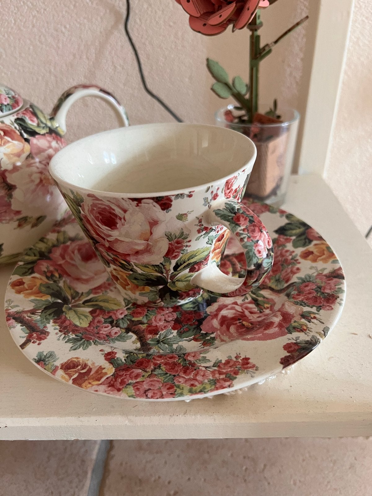 Vintage theeservies met bloemenprint - theepot, kop en schot, Gebruikt, Keramiek, Ophalen of Verzenden, Overige stijlen