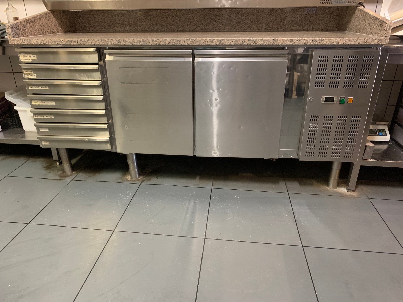 Defecte pizza koelwerkbank., Zonder vriesvak, 200 liter of meer, 60 cm of meer, Niet werkend