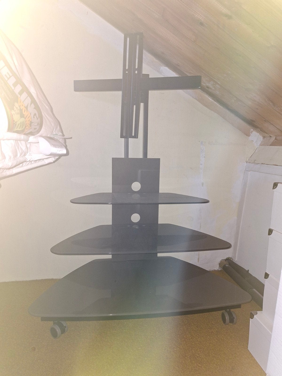 Foto 3 van TV-meubel met glazen planken en TV-beugel