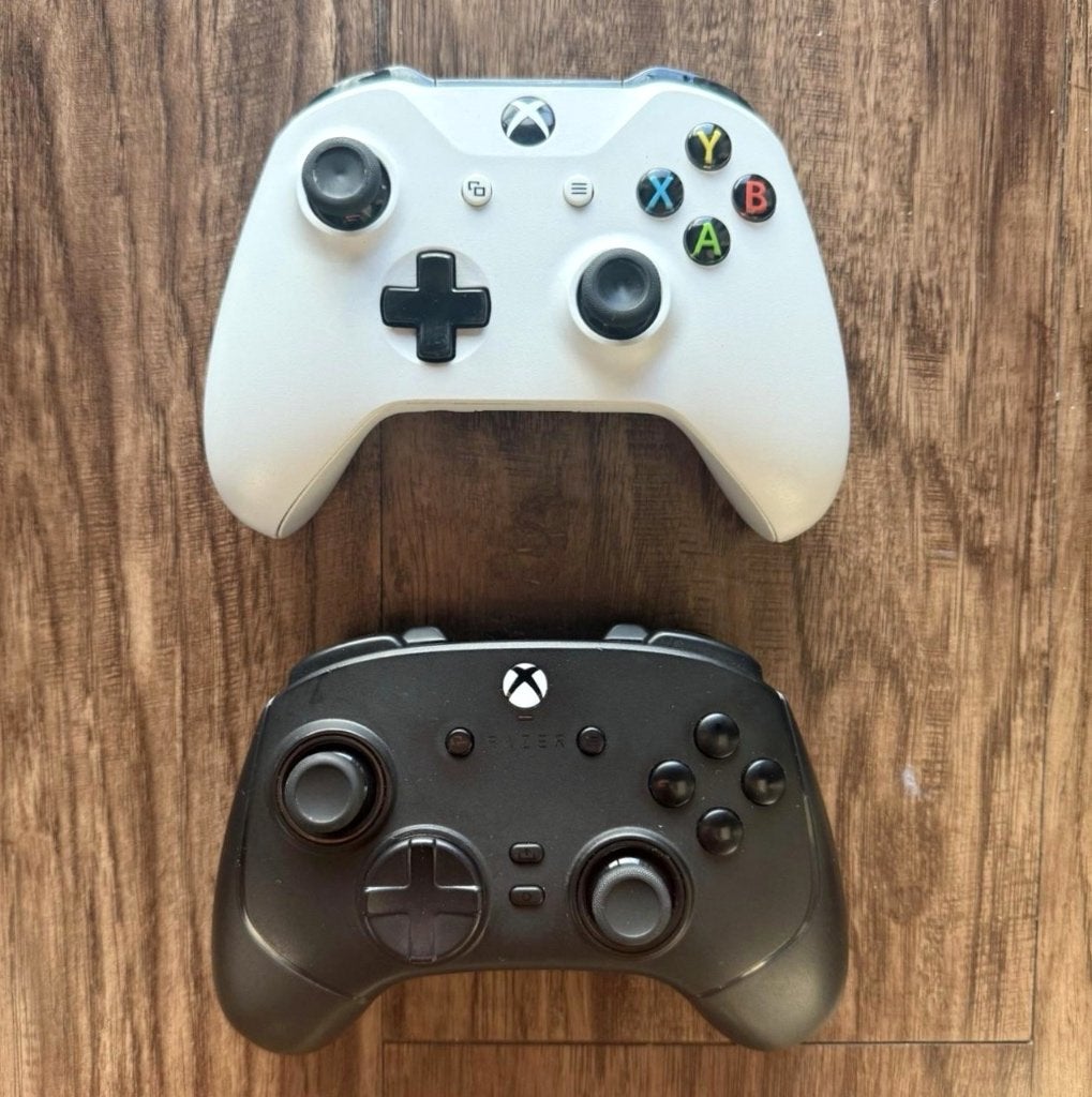 Foto 7 van Microsoft Xbox Series X 1TB - Zwart + 2 Controllers