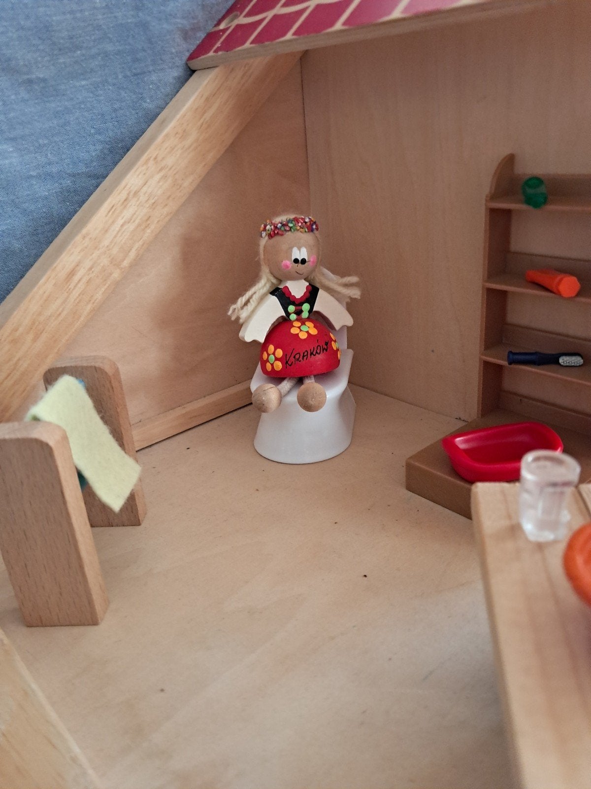 Foto 12 van Groot Playwood Poppenhuis met Meubels Poppetjes & Accessoire