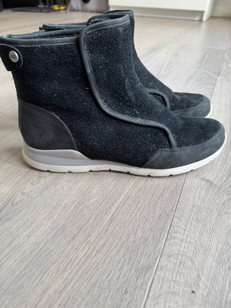 UGG sneaker schoenen zwart treadlite nieuwstaat maat 40 DZ, Kleding | Dames, Schoenen, UGG, Zwart, Ophalen of Verzenden, Sneakers of Gympen