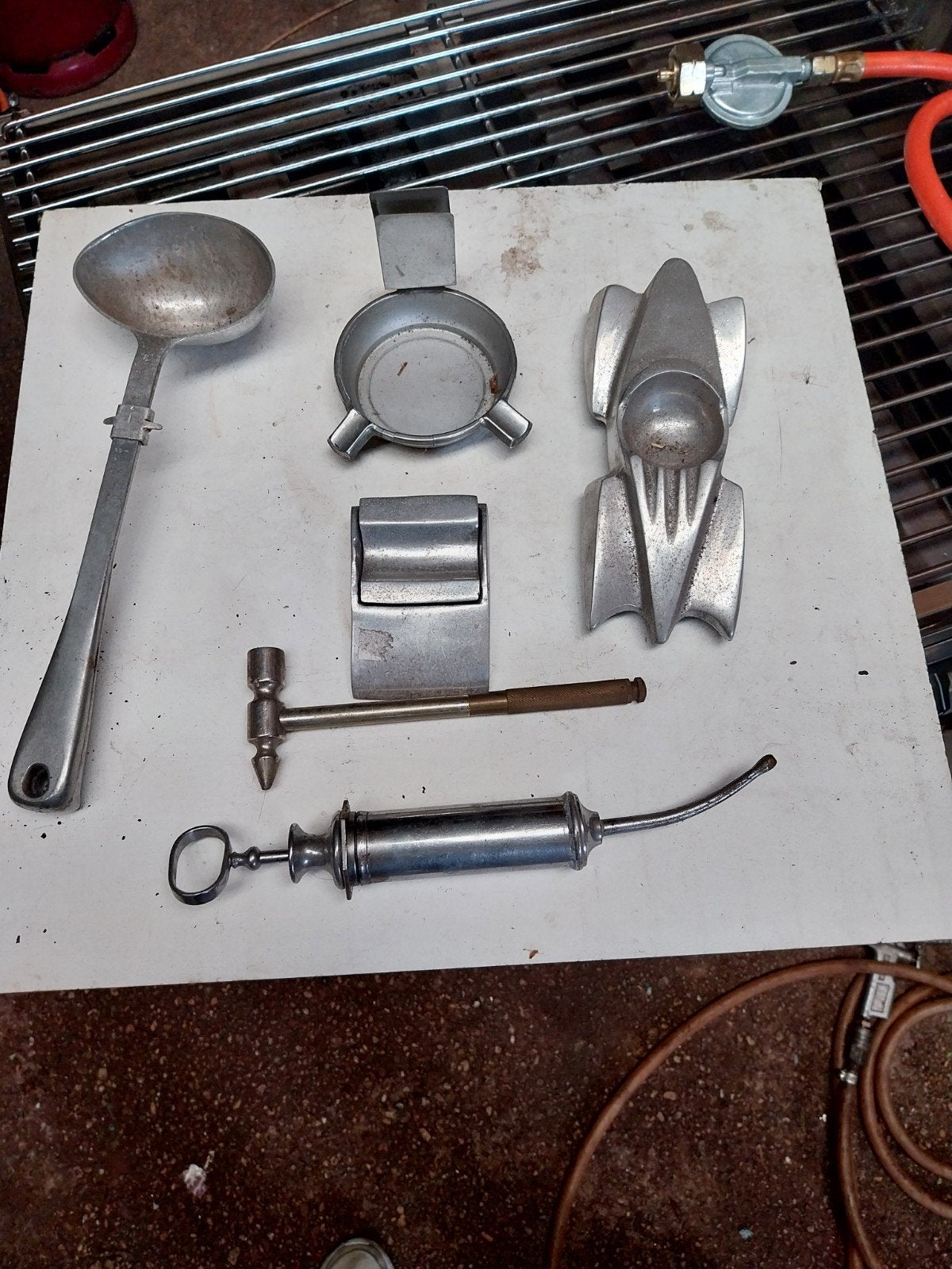 Diverse metalen voorwerpen: lepel, asbak, spuit, hamer, Ophalen of Verzenden