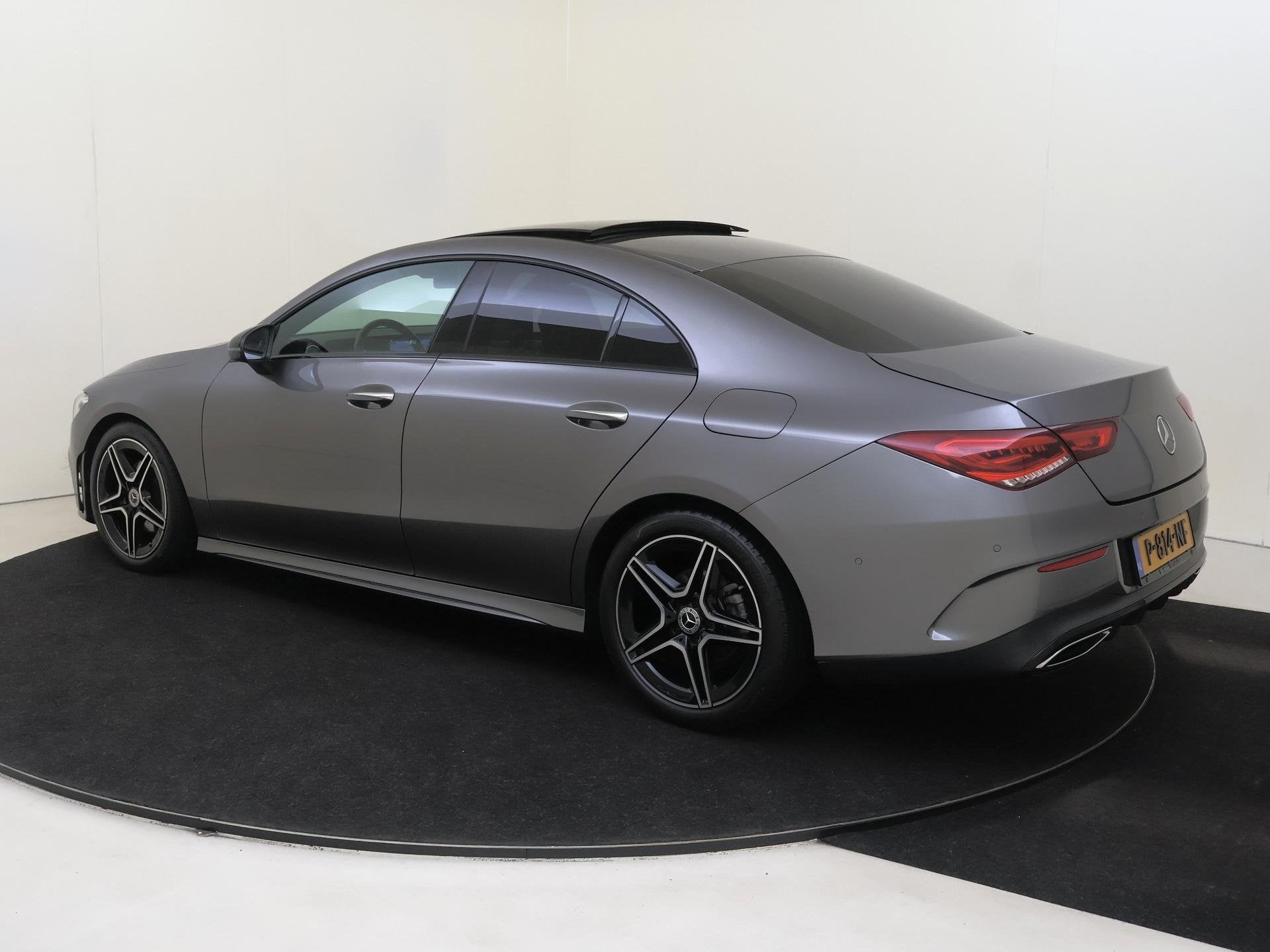 Mercedes-Benz CLA-klasse 180 AMG Line / Stoelverwarming / Pa, Auto's, CLA, Gebruikt, 4 cilinders, Leder en Stof
