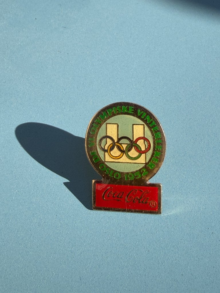 Vintage Coca-Cola Pin vd Olympische Spelen in Oslo van 1952, Verzamelen, Ophalen of Verzenden, Gebruikt, Sport, Speldje of Pin
