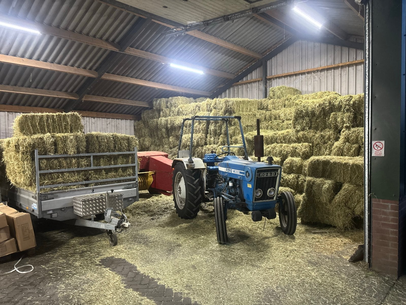 Kleine baaltjes hooi - 28 mei geperst, Ophalen, Vee