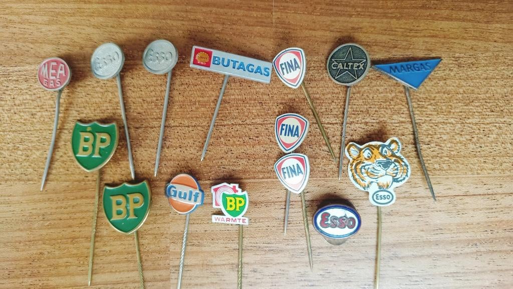 Speldjes: Esso/BP/GULF/FINA, enz, Ophalen of Verzenden, Gebruikt, Overige onderwerpen