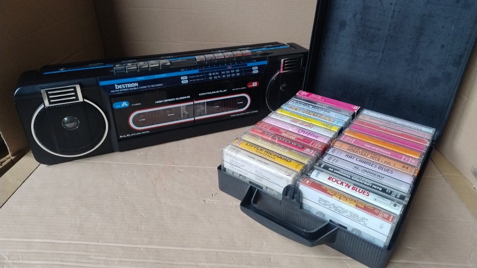 24 cassettes + Stereo radio cassettespeler Bestron MK500, Cd's en Dvd's, 2 t/m 25 bandjes, Overige genres, Ophalen of Verzenden