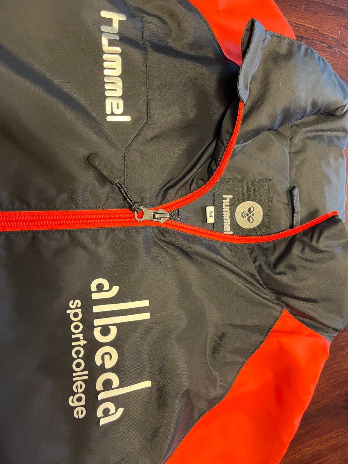 Hummel Albeda Sportcollege jas - Maat M, Ophalen, Maat 48/50 (M), Zwart, Gedragen