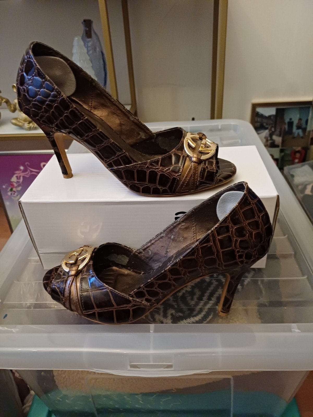 Gucci schoenen met Krokodillenprint en Goudkleurig Logo, Kleding | Dames, Schoenen, Pumps, Bruin, Ophalen of Verzenden, Gucci