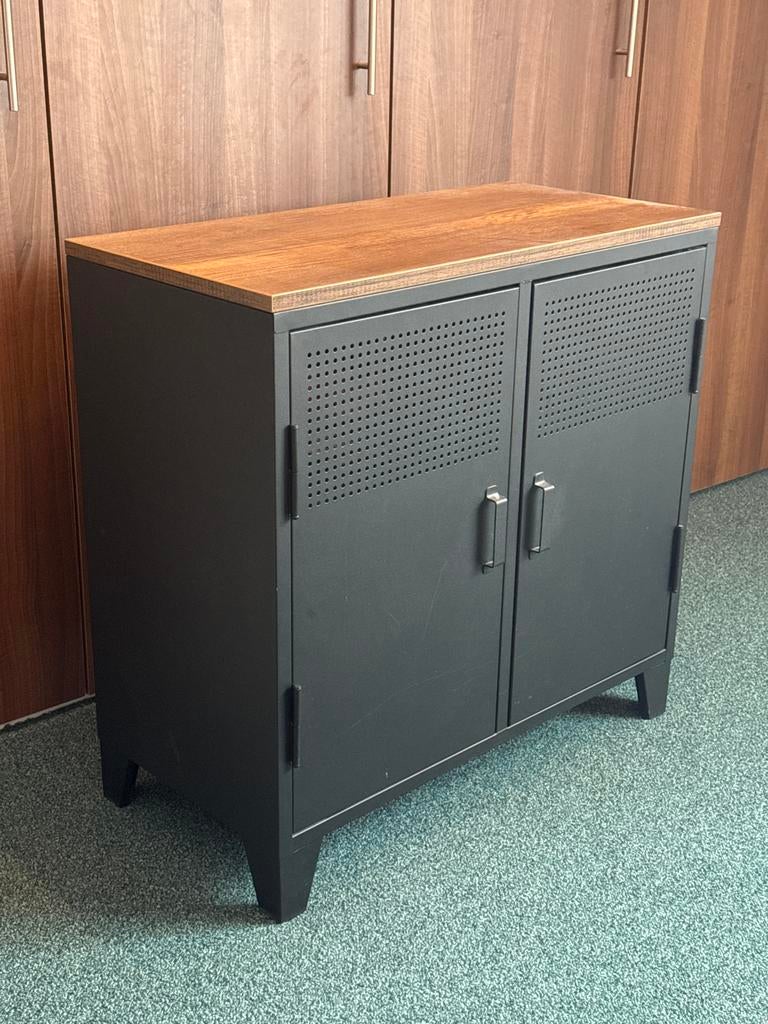 Zwart stalen kastje met eikenfineer bovenblad (78x38x76), Huis en Inrichting, Kasten | Overige, Ophalen, Zo goed als nieuw