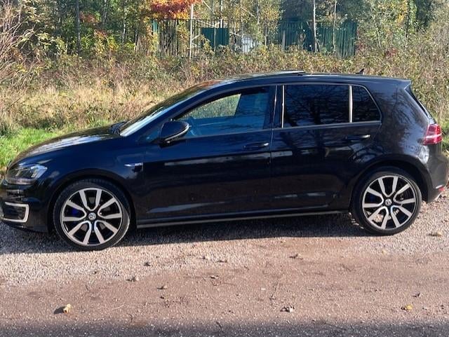 Volkswagen Golf 7 GTE zwart *PANO/STOELV/KEYLESS/DEALER*, Stof, 4 cilinders, Zwart, 1395 cc