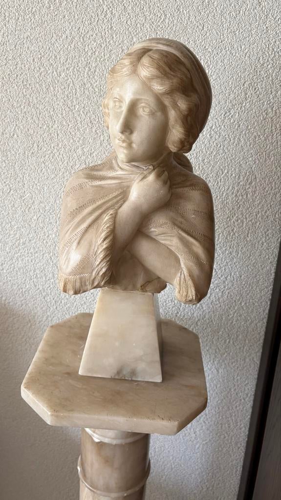 Antiek Italiaans carrara marmeren beeld met zuil - Vrouw, Ophalen of Verzenden, Beeld, Beige, Op sokkel