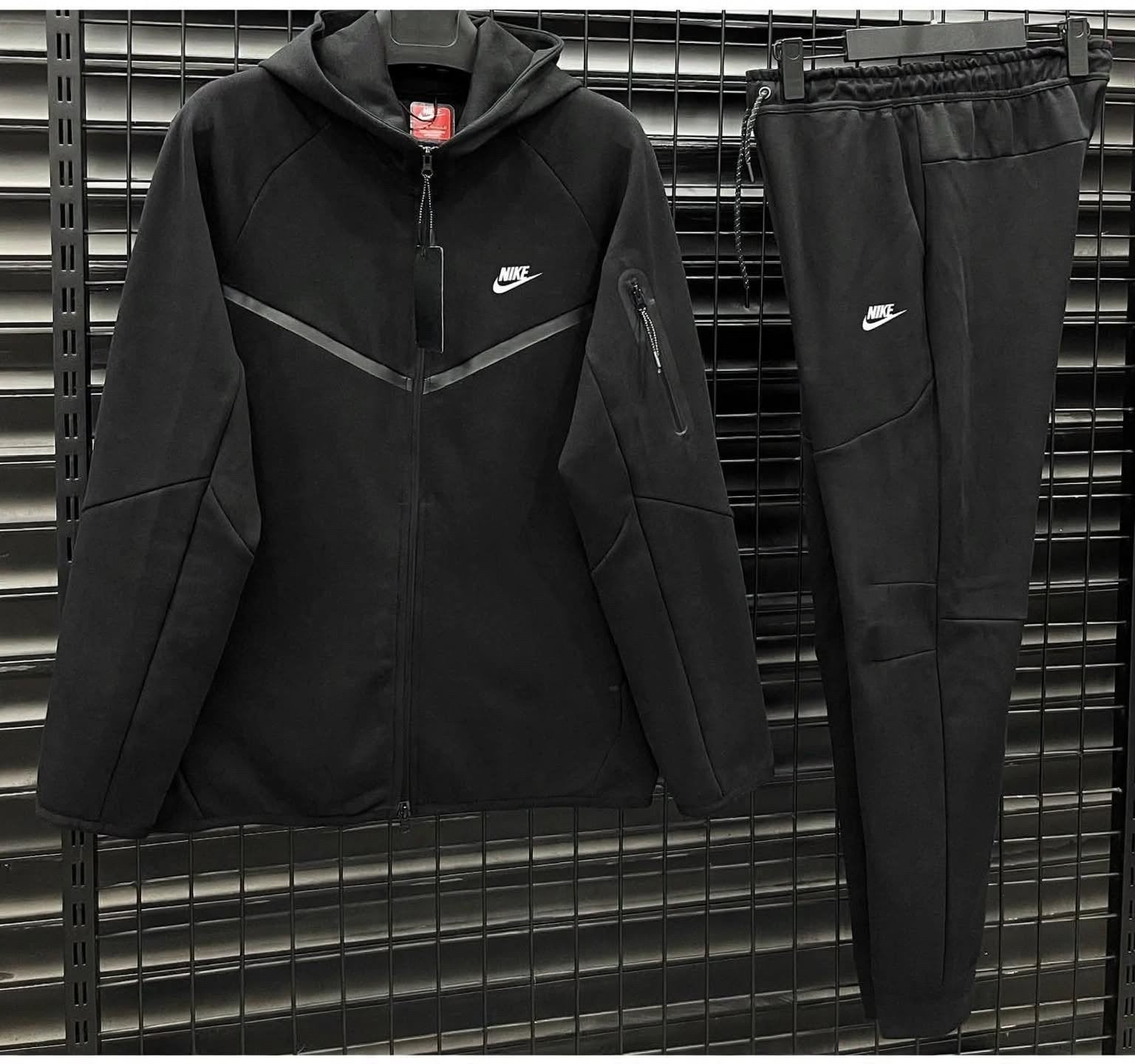 Nike Tech Fleece Trainingspak Zwart - Nieuw, Zwart, Ophalen of Verzenden, Algemeen, Maat 56/58 (XL)