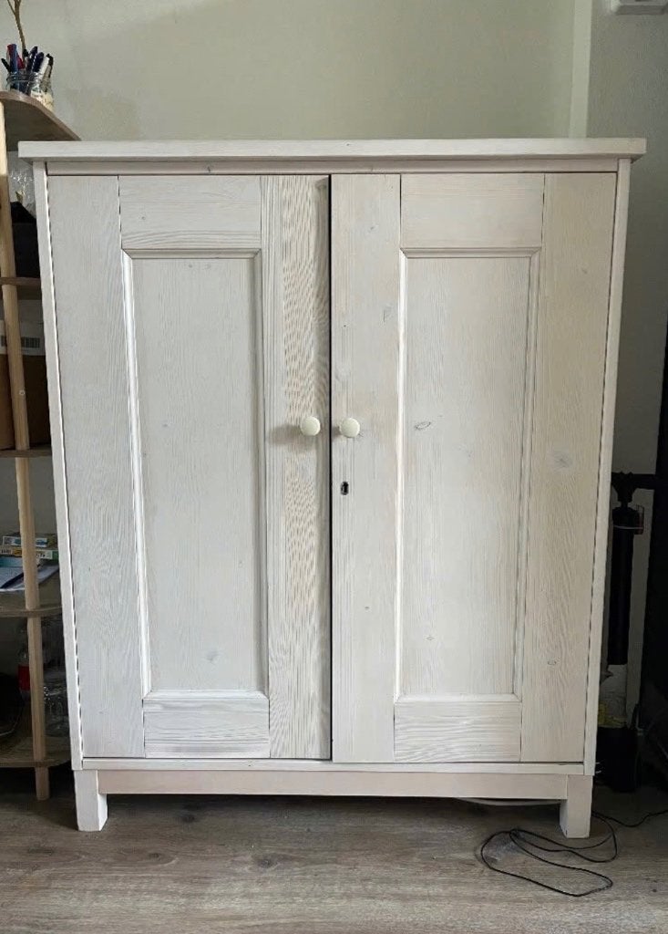 Witte houten kast - vóór 31 juli afhalen voor 25EU, Huis en Inrichting, Kasten | Kledingkasten, Ophalen, Gebruikt, 25 tot 50 cm