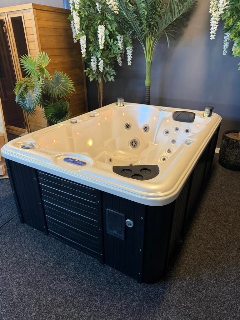 Jacuzzi / spa 3 persoons – Balboa – plug & play 220V, Ophalen, Zo goed als nieuw, Trap, Vast