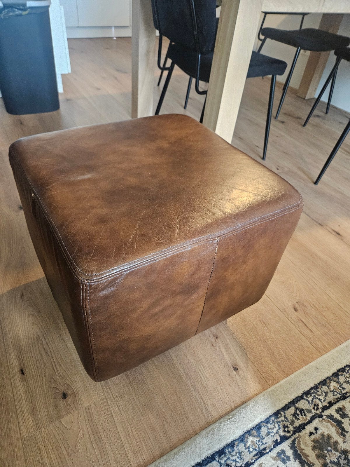 Leren poef - Bruin, vierkant en comfortabel, Ophalen, Minder dan 50 cm, Vierkant, Zo goed als nieuw