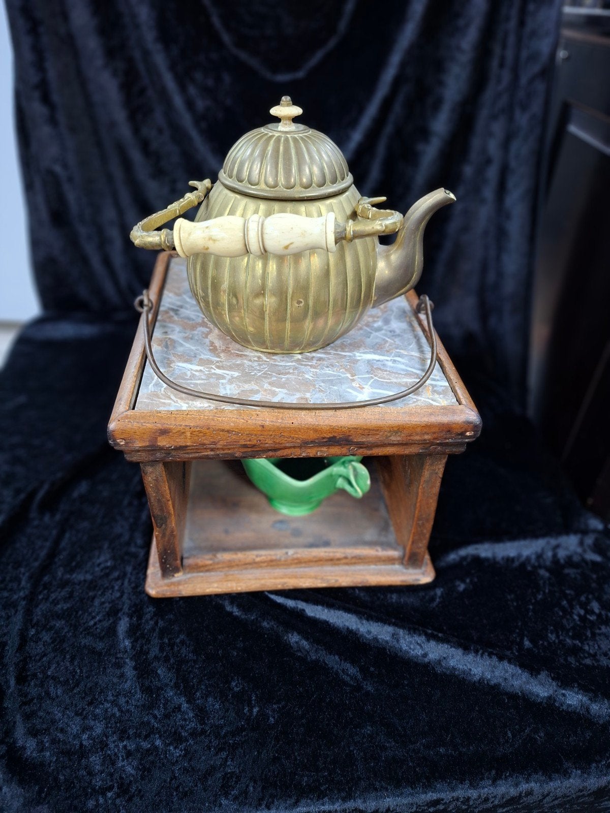 Antieke koperen theepot op houten stoof met marmeren blad, Ophalen of Verzenden