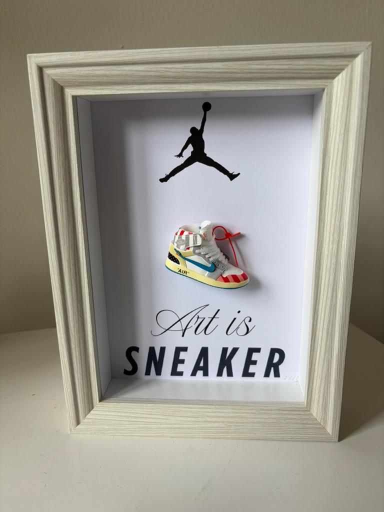 Air Jordan 1, mini sneaker in houten lijst., Ophalen of Verzenden