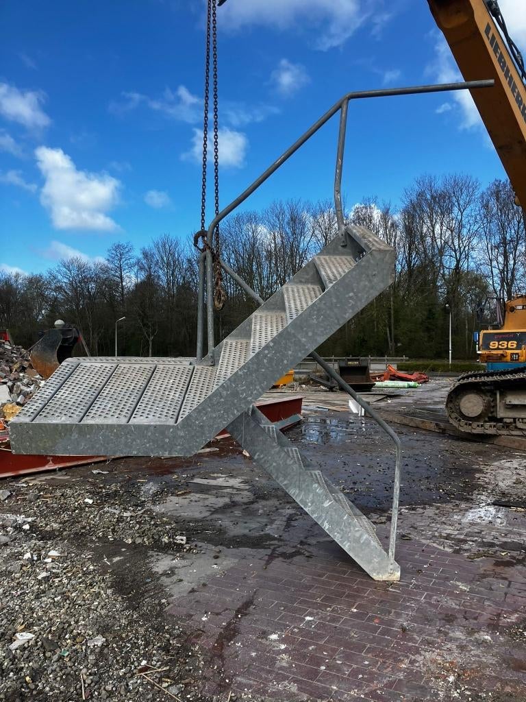 Buitentrap met bordes, Ophalen, Gebruikt, Trap, 2 tot 4 meter