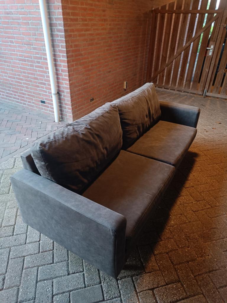 Mooie grijze 2,5zits bank lederlook, Ophalen, Zo goed als nieuw