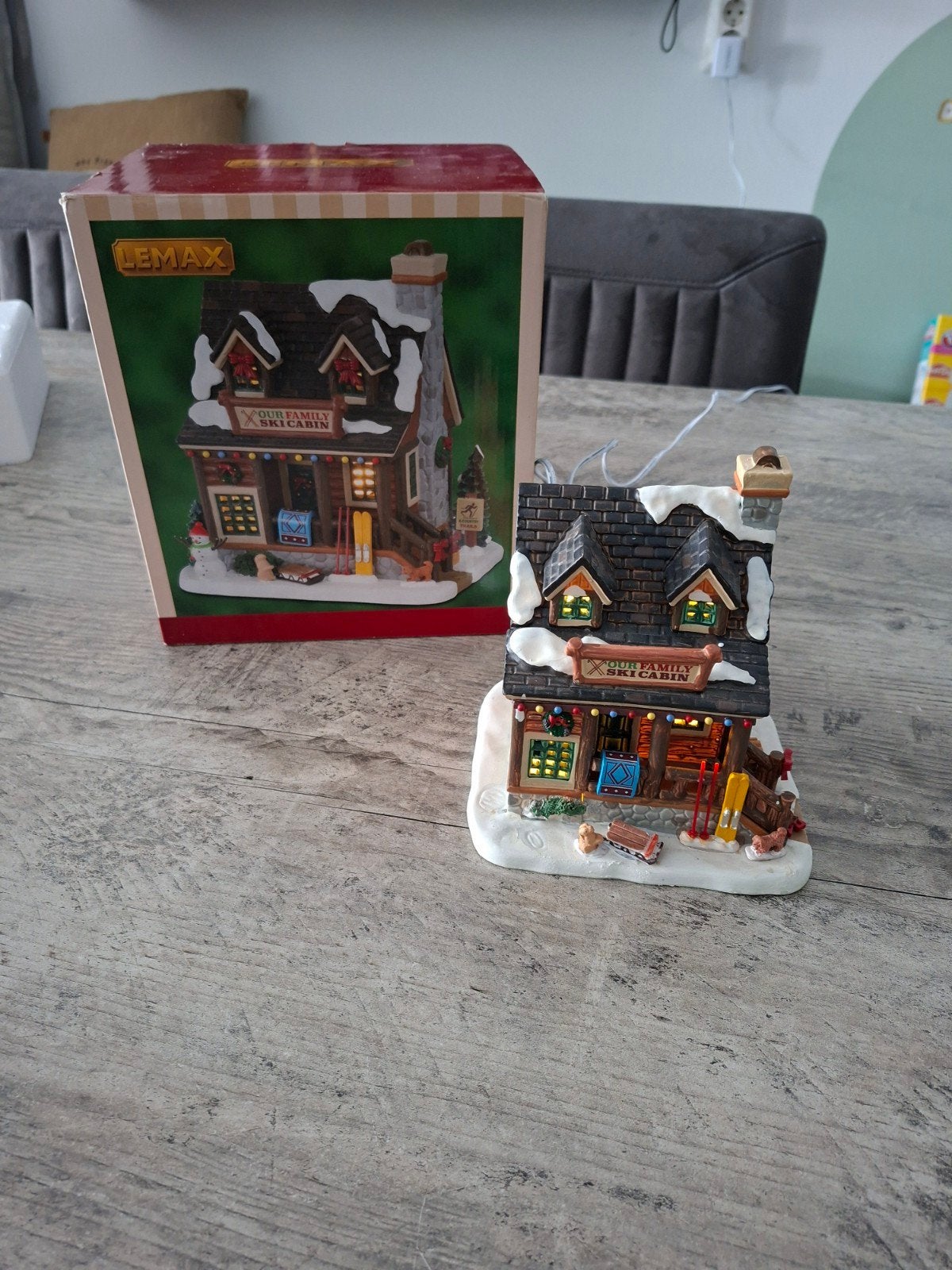 lemax skihut onze familie..in doos met verlichting, Ophalen of Verzenden, Zo goed als nieuw