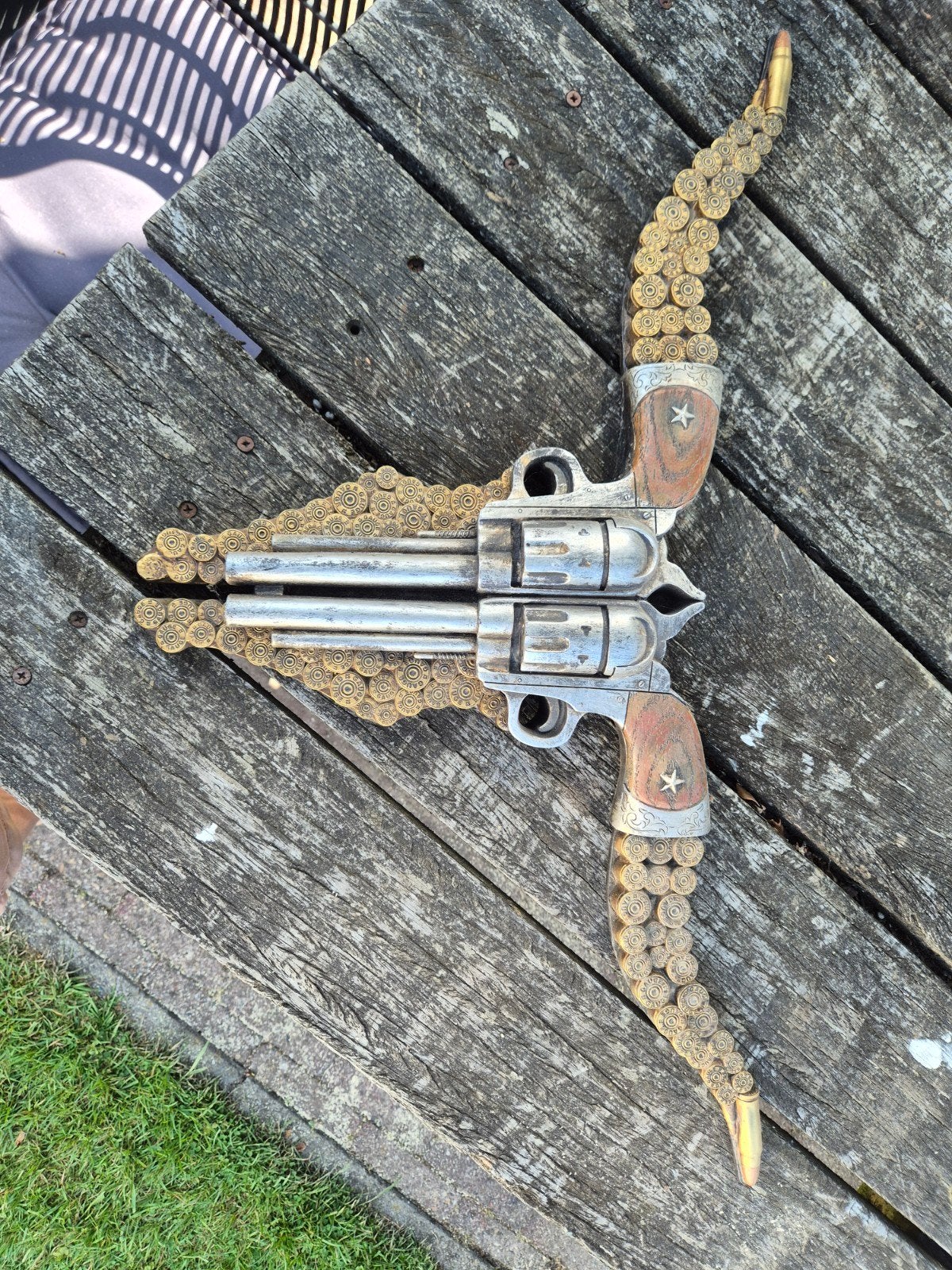Uniek kunstwerk: Revolver-boog met kogelhulzen, Overige onderwerpen, Kunststof, 50 - 100 cm, Klassiek