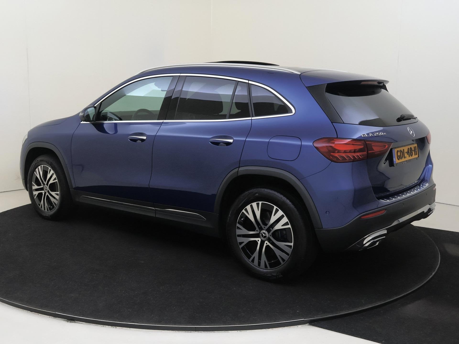 Mercedes-Benz GLA-klasse 250 e Star Edition Luxury Line, Auto's, 16 kWh, Blauw, Leder en Stof, Bedrijf