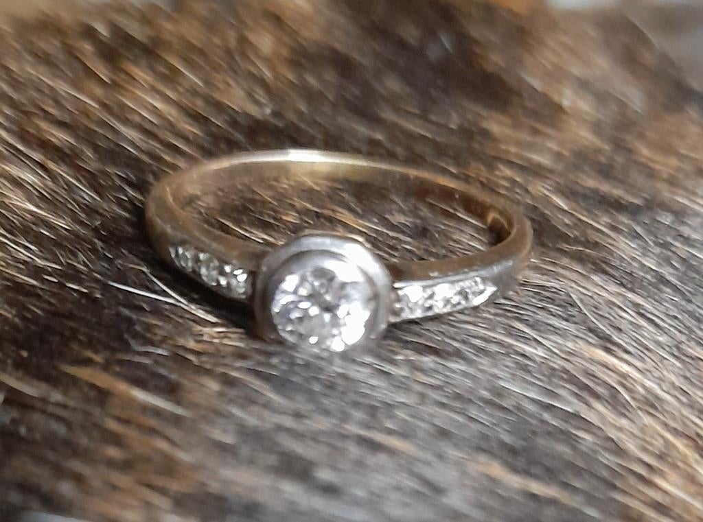 Gouden ring met diamant, Ophalen of Verzenden, Zo goed als nieuw, 17 tot 18, Dame