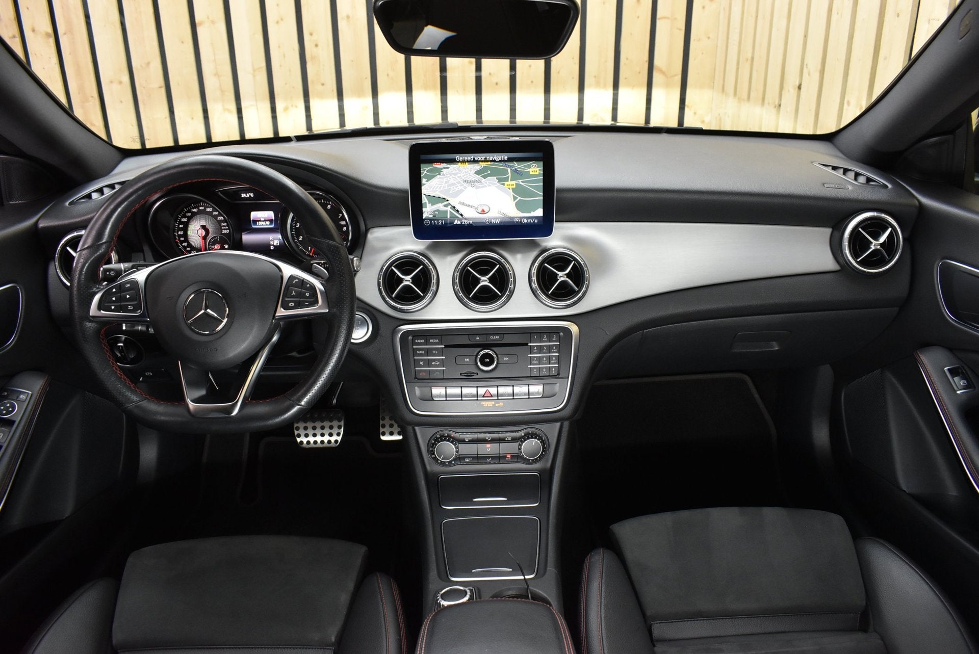 Mercedes-Benz CLA-klasse Shooting Brake 180 2e eig. AMG Line, Auto's, CLA, 730 kg, Gebruikt, 4 cilinders