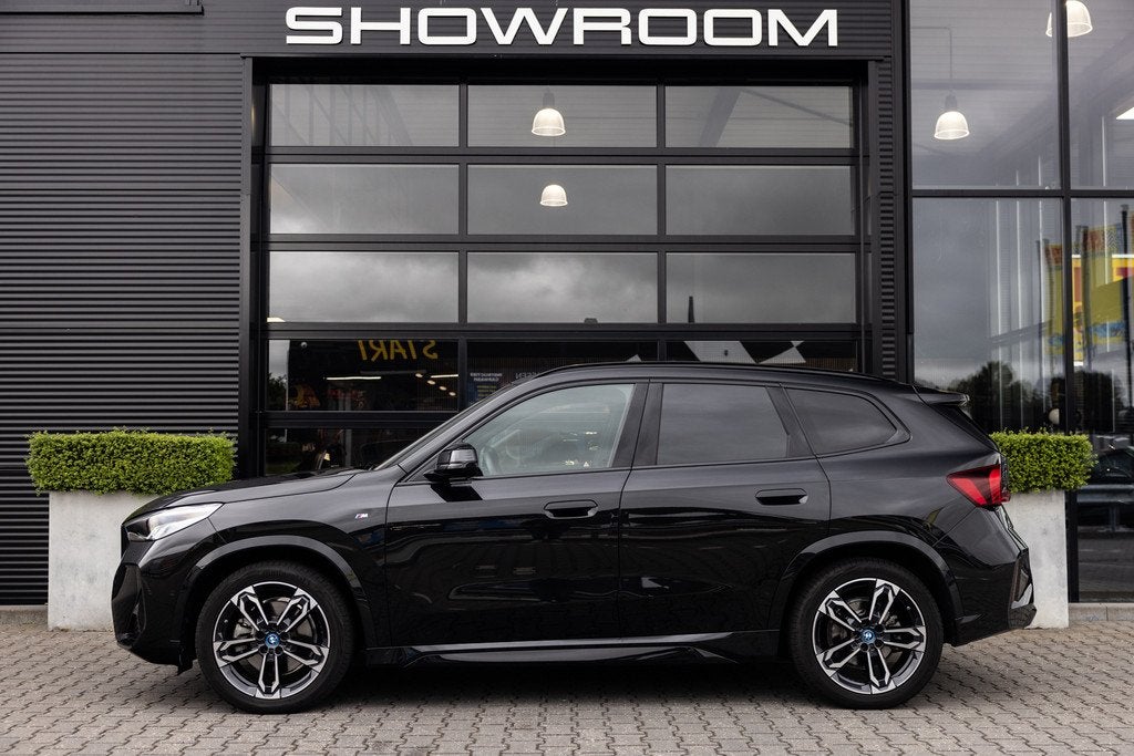 BMW IX1 XDrive30 M-Sport 67 kWh NL Auto, Pano, Trekhaak, Ful, Auto's, BMW, Automaat, Gebruikt, Zwart, Vierwielaandrijving