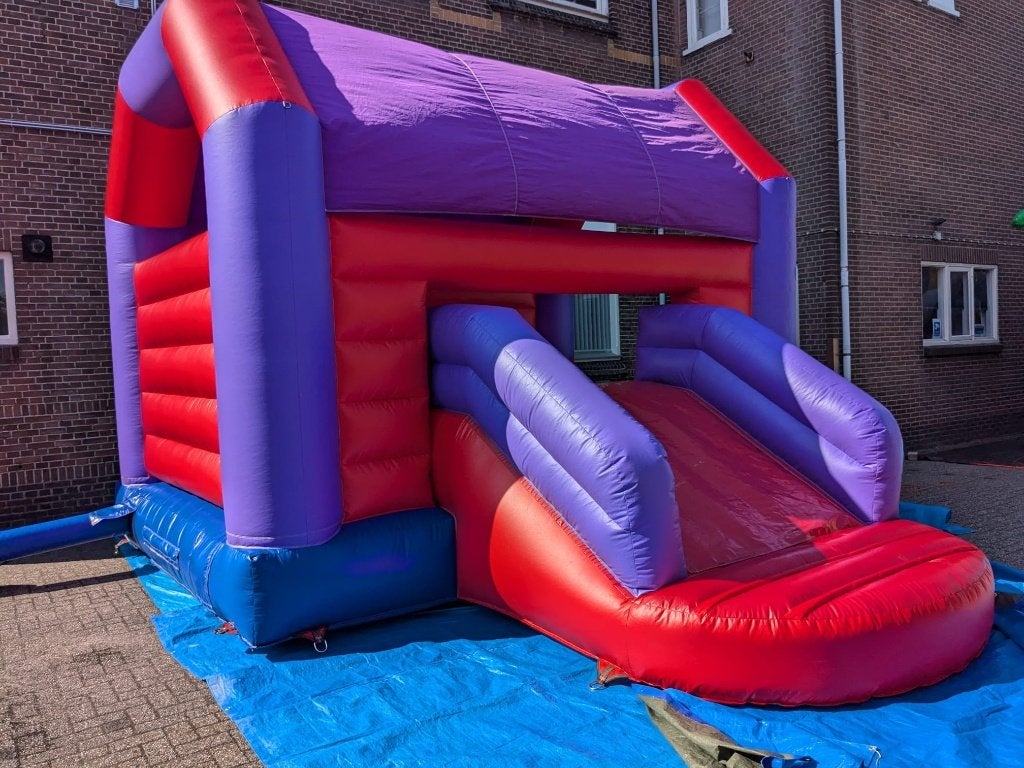 Springkussen te huur 5 bij 5,5 meter met Glijbaan, Ophalen, Zo goed als nieuw, Overige