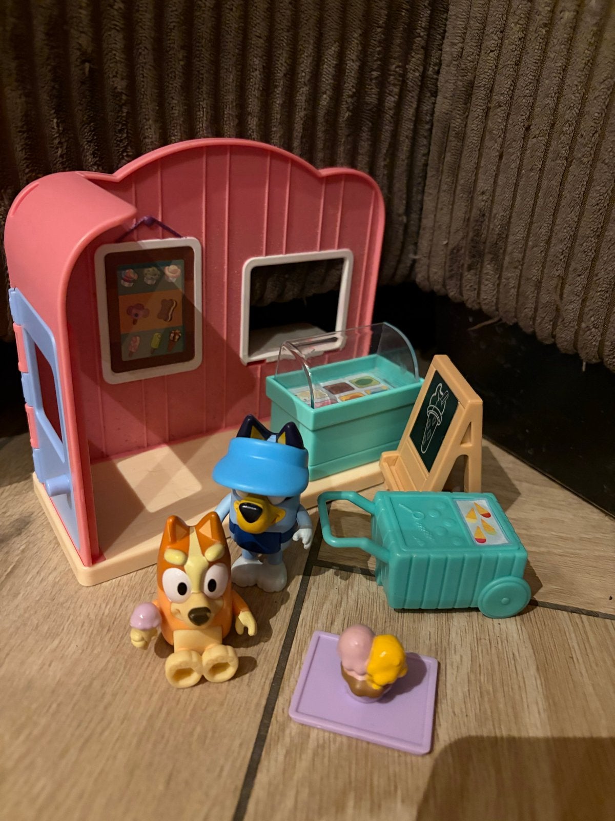 Bluey ijssalon speelset met figuren, Kinderen en Baby's, Ophalen of Verzenden, Gebruikt, Jongen of Meisje