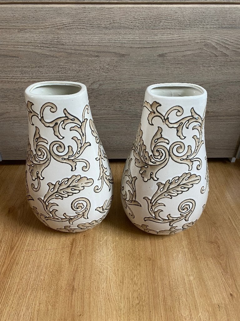 Twee witte vazen met crème versieringen, Huis en Inrichting, Ophalen, Gebruikt, Wit, 41 cm