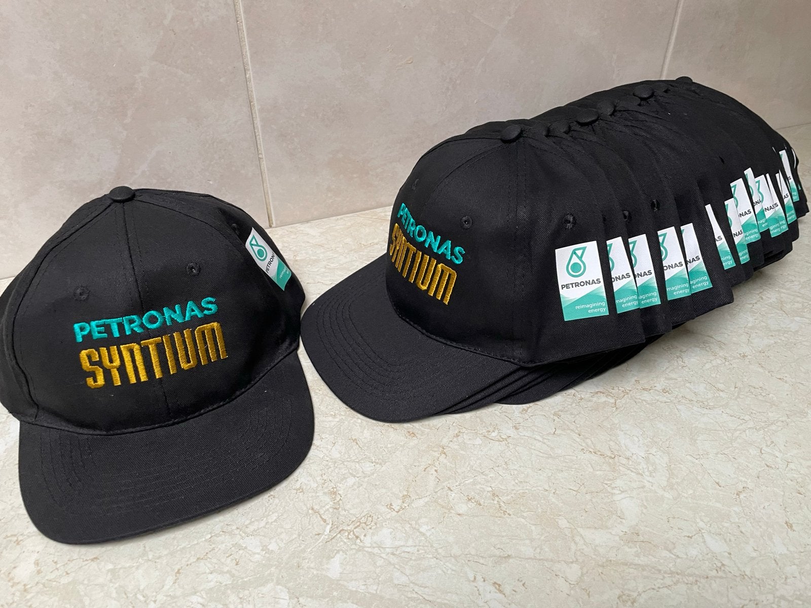 Petronas Syntium caps - Nieuw, Ophalen of Verzenden, Nieuw, One size fits all, Pet