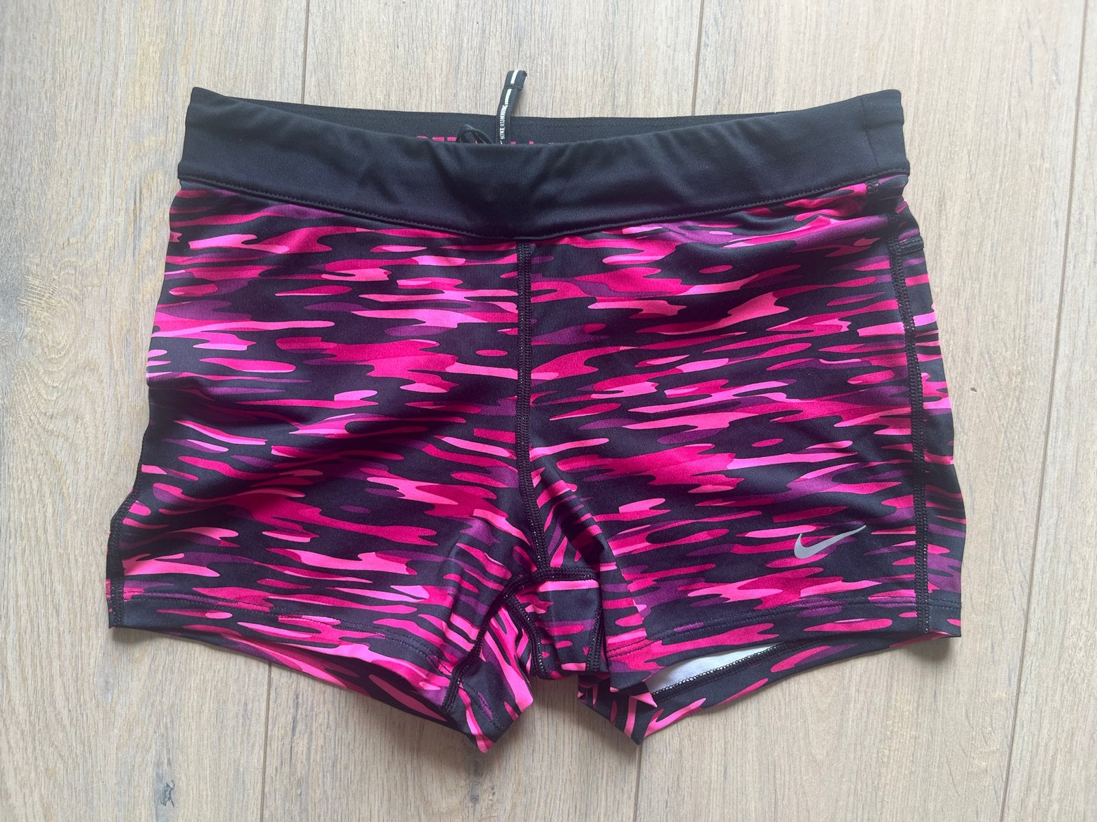 ZGAN: Nike Dri-Fit Sportbroekje Short dames women S/M 36/38, Maat 38/40 (M), Meerkleurig, Ophalen of Verzenden, Zo goed als nieuw